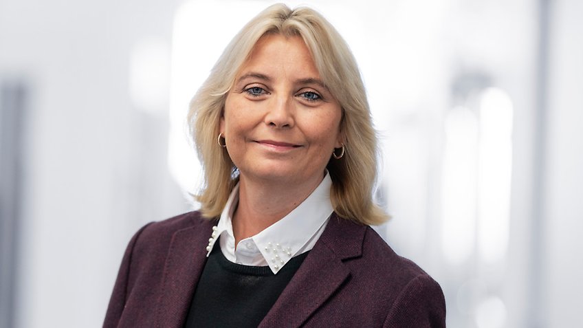 Maria Johansson, hr-direktör, syns leende i halvfigur.