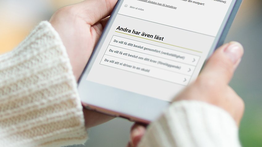 Kvinnas händer håller i mobil