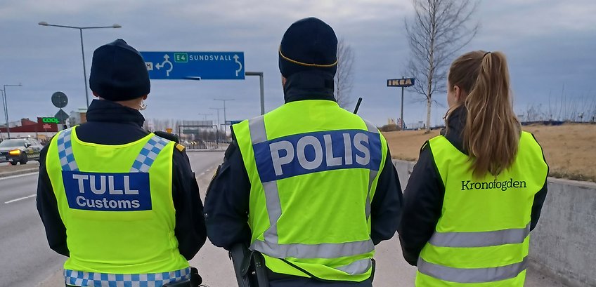 Tre myndigheter sida vid sida vid den svensk-finska gränsen i Haparanda.