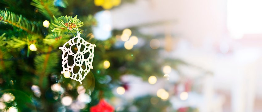 virkad stjärna hänger i gran